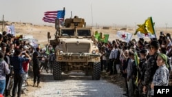 2019年10月6日叙利亚库尔德人在美国装甲车周围。