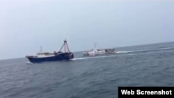 资料照:越南海警追赶驱散一艘侵入越南北部湾海域非法捕鱼的中国渔船。(2019年4月7日)