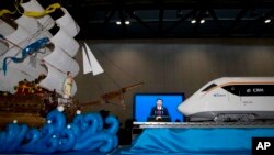 在北京的 “一带一路”国际合作高峰论坛的厅堂里,有表现“郑和下西洋”和高速列车的美术装饰品(2017年5月14日)