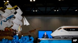 在北京的 “一带一路”国际合作高峰论坛的厅堂里,有表现“郑和下西洋”和高速列车的美术装饰品(2017年5月14日)