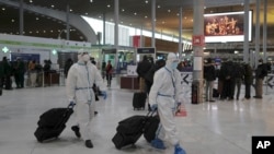 资料照片:台湾旅客在法国戴高乐机场搭乘飞机(2021年2月1日)