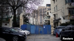 资料照片:上海一处被关闭的居民区。(2020年2月8日)