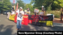 2024年9月14日,活动人士尹埃(持麦克风者)带领抗议者在美国华盛顿特区中国大使馆前高呼自己的诉求。。