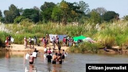 ရွှေပွင့်လွှာအဖွဲ့က နယ်စပ် စစ်ရှောင်ဒုက္ခသည်တွေအတွက် အစားအသောက်များပေးပို့နေပုံ။ (ခရက်ဒစ်ပုံ- Blooming-KWO)