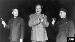 1967年10月,北京,中共和中华人民共和国的头三号领导人:共产主义革命领袖毛泽东(1893-1976)居中,两侧的周恩来和林彪挥动《毛主席语录》(西方人称“小红书”)。周恩来(1898-1975)从1949年中华人民共和国成立直到去世,一直担任总理。林彪(1907-71)当时担任中共中央和中央军委排名第一的副主席、国防部长。