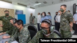台湾总统蔡英文在空军防空暨飞弹指挥部所属部队视察接战程序演练。(台湾总统府提供)