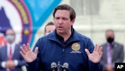 资料照:2020年5月6日,佛罗里达州州长罗恩·德桑蒂斯在一个新闻发布会上讲话。