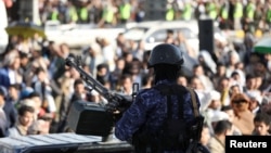 资料照片:一名胡塞安全部队成员在也门举行的声援巴勒斯坦人的集会现场。(2024年12月27日)