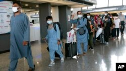 从阿富汗喀布尔撤出的家庭抵达位于弗吉尼亚州的华盛顿杜勒斯国际机场。(2021年8月23日)