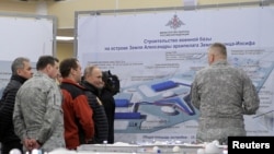 资料照:俄罗斯总统普京与总理梅德韦杰夫2017年3月29日巡视俄罗斯在北极地区偏远地区。