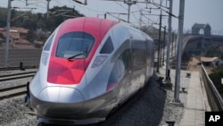 在印度尼西亚西爪哇万隆举行高铁开通仪式,一台高铁列车机头停靠在 Padalarang 车站。(2023年10月2日)