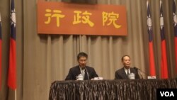 台湾海巡署署长李仲威及行政院发言人徐国勇向媒体说明南援一号操演细节 (美国之音易林拍摄)