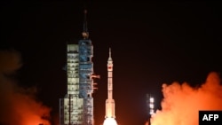 搭载神舟十九号载人飞船的长征二号F遥十九运载火箭从中国酒泉卫星发射中心发射升空,飞船进入预定轨道,中国也首次出现“90后”航天员。(法新社:2024年10月30日)