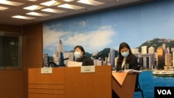 香港医院管理局总行政经理何婉霞医生(右)在例行记者会上 。(2020年2月27日 美国之音王四维拍摄)