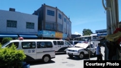 2016年6月19日,乌坎村街道上停放着一些运载警察的车辆。(村民提供)