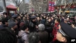 上海的警察驱赶计划在一家电影院门前抗议的人们(资料照片)