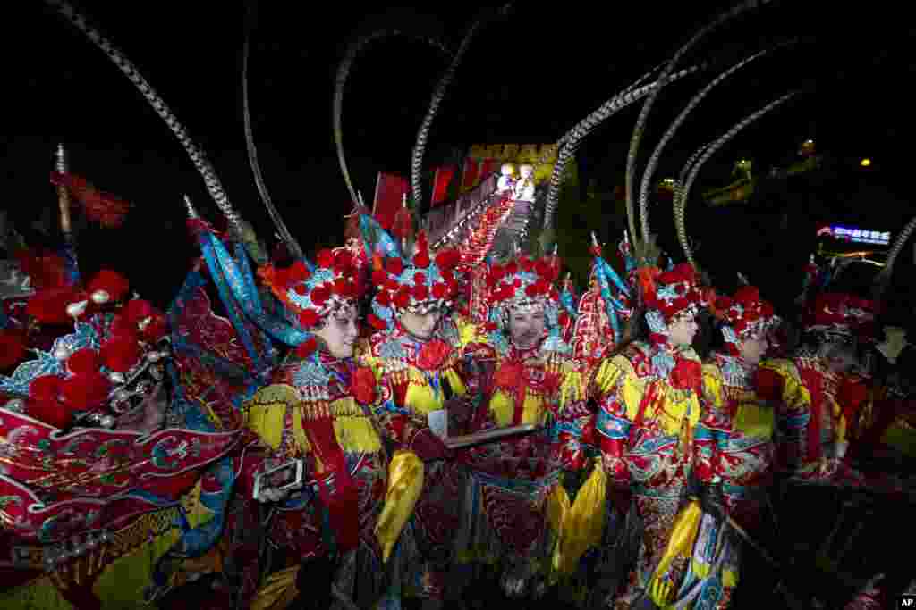 Пекін, Японія.