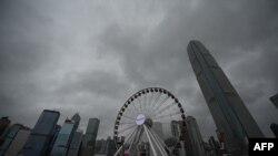 2023年10月8日中午左右,台风“小犬”掠过香港,香港发出8号热带气旋警告信号,中环上空出现暴雨云。