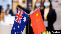 在上海举行的第三届中国国际进口博览会展台上的澳大利亚和中国国旗。(2020年11月6日)