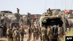 2023年10月11日,以色列军队士兵部署在以色列南部加沙边境附近的一个阵地。(法新社照片)