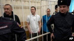 左起:伊戈尔·谢尔古宁(Igor Sergunin)、阿列克谢·利普策(Alexei Liptser)和瓦迪姆·科布泽夫(Vadim Kobzev)曾为纳瓦尔尼生前提供法律咨询和辩护的三位律师被位于莫斯科以东一家法院分别判处三年半至五年半的有期徒刑。(2025年1月17日)