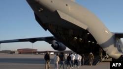 美国无证移民在德克萨斯州一个空军基地登上一架C-17军用运输机进行遣返。(2025年1月23日)