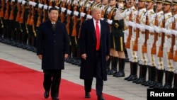 时任美国总统的川普在北京与中国国家主席习近平一起参加欢迎仪式。(路透社:2017年11月9日)