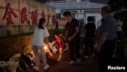 中国广东珠海体育中心发生一名凶嫌驾车蓄意撞人重大恶性案件后市民悼念献花。(2024年11月11日)