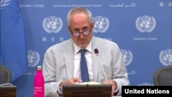 သတင်းစာရှင်းလင်းပွဲ ပြုလုပ်နေတဲ့ ကုလအတွင်းရေးမှုးချုုပ် ပြောခွင့်ရ Stéphane Dujarric (ဓာတ်ပုံ- UN Web TV)