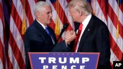 总统当选人川普在发表接受大选结果的演说后和副总统当选人握手(2016年11月9日)