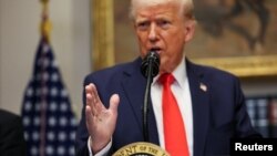 ရင်းနှီးမြှုပ်နှံမှုနှင့်ပတ်သက်၍ ထုတ်ပြန်ကြေညာနေသည့် သမ္မတထရမ့်။