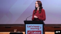 新西兰总理杰辛达·阿德恩(Jacinda Ardern)在工党获胜后的聚会上发表讲话。(2020年10月17日)