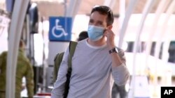 澳广驻京记者比尔·博图斯(Bill Birtles)2020年9月8日抵达悉尼机场。