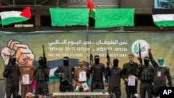 2025 年 2 月 8 日星期六,哈马斯武装分子在加沙中部的代尔巴拉赫 (Deir al-Balah)释放了三名以色列人质,把他们交给了红十字会。