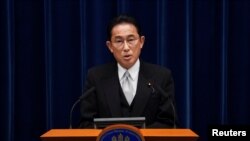日本新首相岸田文雄在首相官邸对媒体发表评论(路透社2021年10月4日)