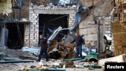 阿塞拜疆和亚美尼亚在纳戈尔诺-卡拉巴赫地区爆发军事冲突后,当地人在废墟中走过。(2020年10月13日)