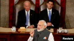印度总理莫迪2016年6月在美国国会发表演说,时任副总统拜登(后排左)在场。(路透社)