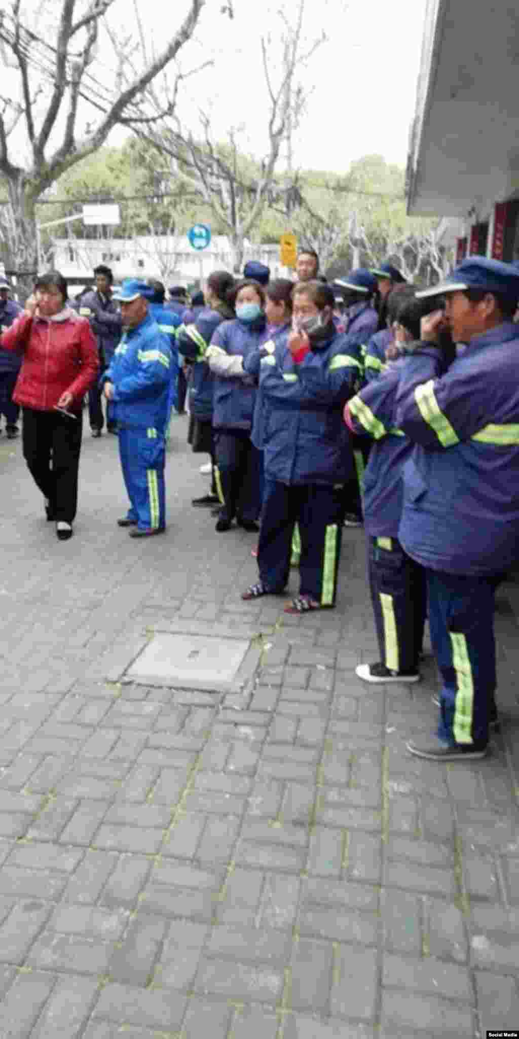 上海环卫工人。长宁区一千多清洁工从2018年3月26号开始罢工,索取被扣的工资与津贴,罢工6天后与公司达成协议,恢复工作。但当局仍然监视工人,禁止他们接受媒体采访。