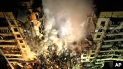 乌克兰救援人员正在对乌克兰第聂伯罗市一栋被俄罗斯导弹摧毁的公寓大楼进行搜救。(2023年1月14日)