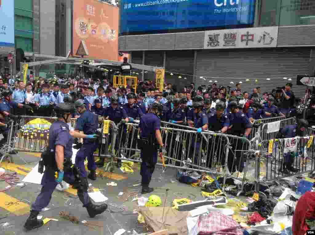 香港警方星期三上午展开强行清场行动（美国之音海彦 拍摄)。