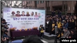 二战时期的韩国慰安妇以及数百名支持者12月30日举行集会,抗议他们所说的韩日达成解决慰安妇问题的“侮辱性”协议。(VOA视频截图)
