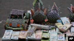 在市场摊子上出售的用委内瑞拉贬值货币制作的手工艺品。(2019年2月6日)