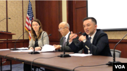 2019年5月,美籍维吾尔人法卡特·乔达特(右)在新疆的母亲从拘禁营获释,但是一家人的噩梦并未就此结束(美国之音萧雨拍摄)