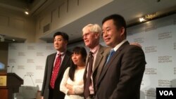 左起:鲍朴、郭小橹、夏伟(主持人)、慕容雪村 (美国之音方冰拍摄)