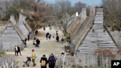 资料照片:在普利茅斯帕图西特博物馆,游客走过一座仿17世纪英国村庄。(2018年11月18日)
