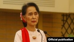 နေပြည်တော်အစည်းအဝေးတခုမှာ နိုင်ငံတော်အတိုင်အပင်ခံ ဒေါ် အောင်ဆန်းစုကြည် မိန့်ခွန်းပြောကြားခဲ့စဉ် ( ဓာတ်ပုံ - VOA)