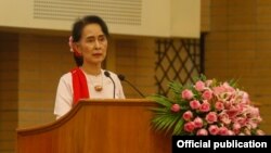 မြန်မာ့ဒီမိုကရေစီ ကူးပြောင်းမှု ဖြစ်စဉ် သုံးသပ်ဆွေးနွေးပွဲ အဖွင့်မိန့်ခွန်းမှာ ဒေါ်အောင်ဆန်းစုကြည် ကပြောကြားစဉ်။