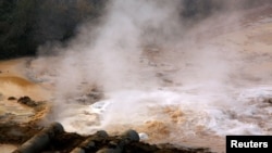 资料照:中国内蒙古一座稀土冶炼厂的管道将污水排放到包头市郊区一座巨大的尾矿坝中。