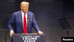 Виступаючи в Савані, штат Джорджія, колишній президент США Дональд Трамп висміяв часті заяви президента США Джо Байдена про те, що США підтримуватимуть українські Збройні сили, доки Київ не переможе у війні.