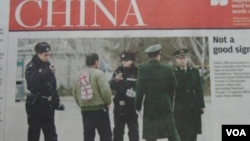 香港南华早报报道:一男子近日在天安门广场附近遭警察拦截盘问